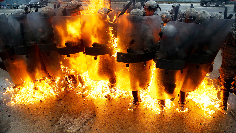 Illustration for article titled These Photos Of Soldiers Executing Fire Phobia Training Will Terrify You